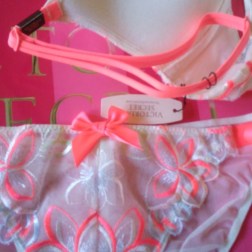 Victoria's Secret Stunning/Elegant Bra And Pantie Set! Panties-small Bra-34C - Picture 9 of 14